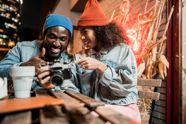 Usmívající se mladý muž a žena baví při posezení v kavárně — Stock fotografie