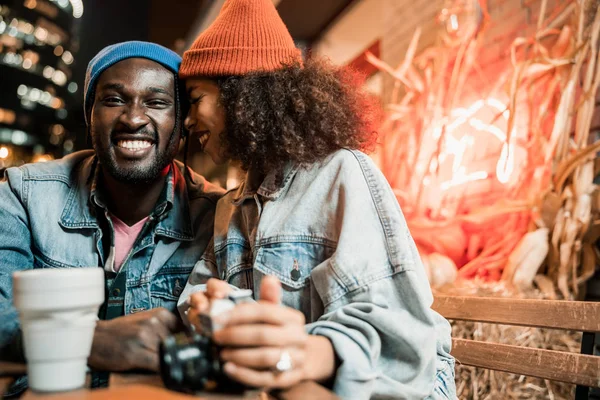 Bastante afroamericana dama cerca de su novio en la calle cafetería — Foto de Stock