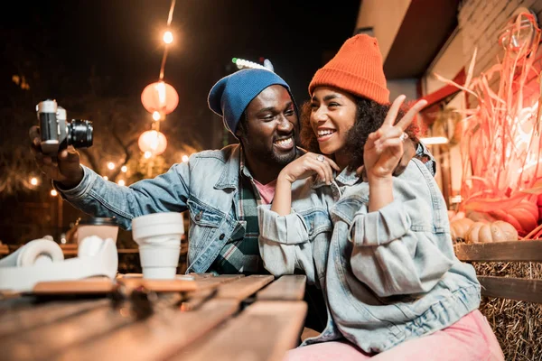 Щаслива усміхнена пара позує на камеру у вуличному кафе — стокове фото