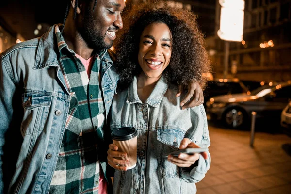 Sonriente afroamericano chico abrazando su bonita novia al aire libre — Foto de Stock