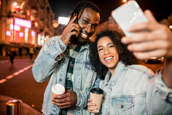Joyeux jeune couple faisant selfie dans la ville — Photo