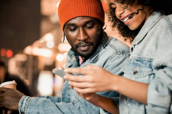 Šťastný Afro americký pár při pohledu na gadget obrazovky venku — Stock fotografie