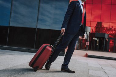 Bavullu Afro-Amerikan yönetici.