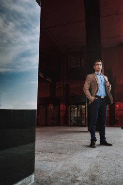 Zarif bir adam iş merkezinin stok fotoğrafını bırakıyor.