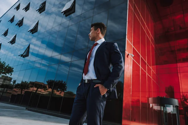 Giovane imprenditore dopo la giornata di lavoro stock foto — Foto Stock