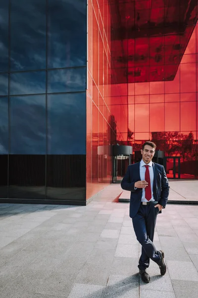 Feliz hombre de negocios cerca de edificio moderno stock foto — Foto de Stock