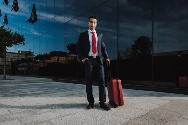 Hombre de negocios con maleta en stock foto de la ciudad — Foto de Stock