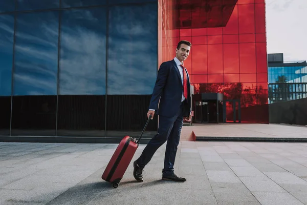 Joven hombre de negocios va de viaje stock foto — Foto de Stock