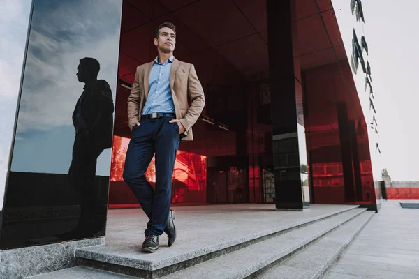 Homem confiante na entrada do escritório bulding foto stock — Fotografia de Stock