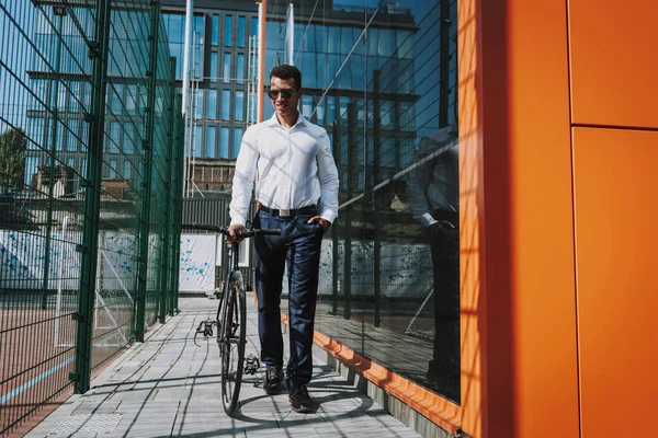 Καλά άνθρωπος που περπατά με το ποδήλατο Στοκ φωτογραφία — Φωτογραφία Αρχείου