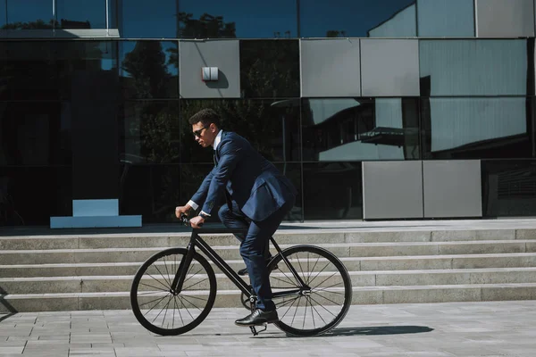 Ofise bisikletle giden zarif bir adam. — Stok fotoğraf