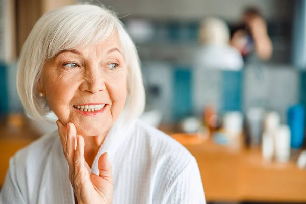 Cheerful old woman looking away and smiling — Stock Photo, Image