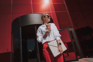 Sokakta duran güzel, gülümseyen bayan.