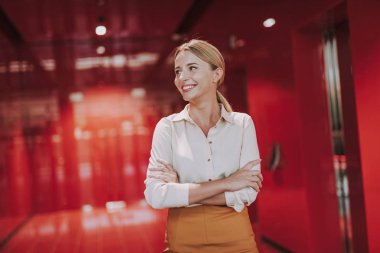 Güzel stil sahibi kadın kırmızı arka planda duruyor.