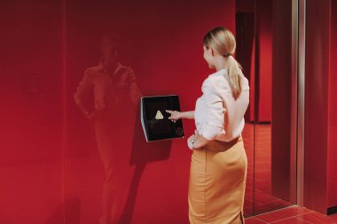 Zarif genç bir kadın giriş kodunu sergiliyor