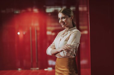 İş merkezindeki okuma salonunda duran güzel, neşeli bayan.