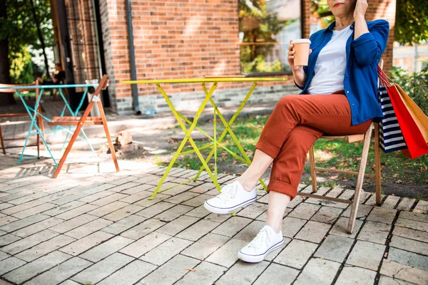 Mulher velha ter conversa telefônica no café ao ar livre — Fotografia de Stock