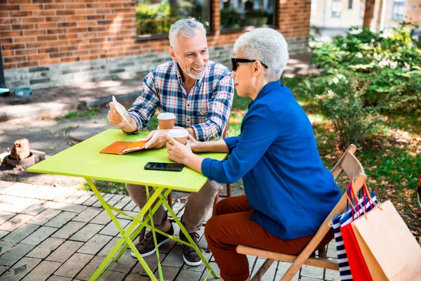 Mooi oud paar tijd doorbrengen samen in outdoor cafe — Stockfoto