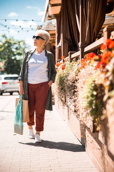Stylish senior lady walking on the street — Stock Photo, Image