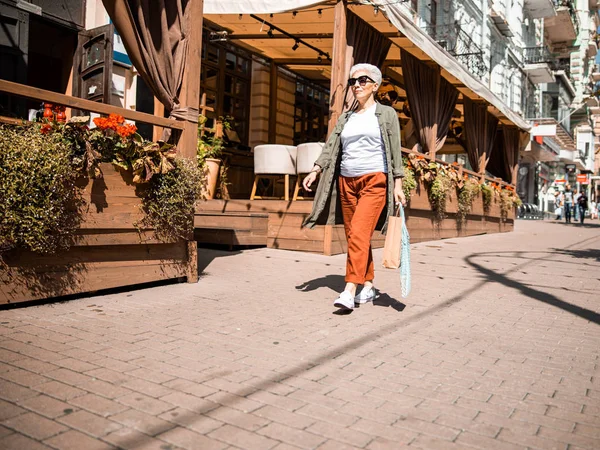 Elegante anciana paseando por la calle de la ciudad — Foto de Stock
