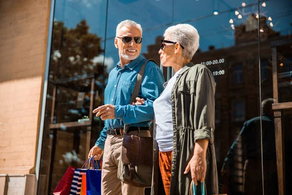 Feliz pareja de ancianos de pie en la calle — Foto de Stock