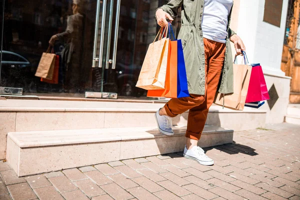 Mujer mayor con compras saliendo de la tienda — Foto de Stock