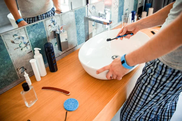 Joven planeando cepillarse los dientes en el baño — Foto de Stock