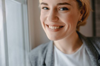 Güzel genç kadın kameraya bakıyor