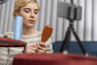 Güzel genç bayan evde tarak arıyor.