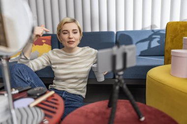 Güzel kadın kameraya bir hikaye anlatıyor.