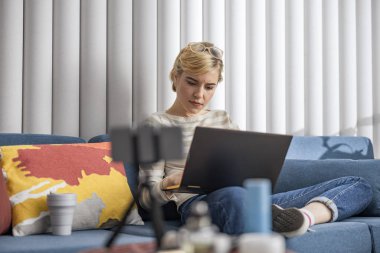 Daktilo yazarken odada çalışan güzel bir kadın.