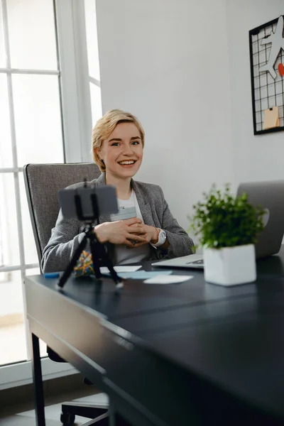 Sorrindo mulher bonita trabalhando com laptop em seu escritório — Fotografia de Stock