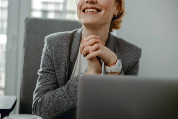 Sorrindo jovem mulher de mãos dadas no escritório — Fotografia de Stock