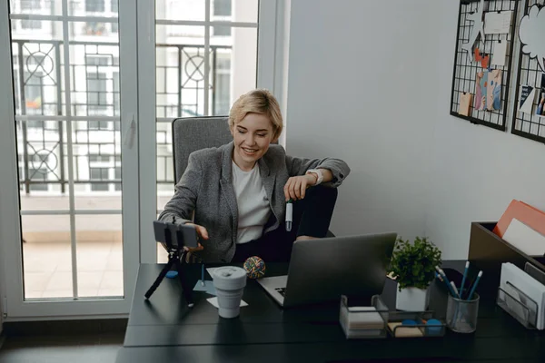 Sorrindo linda senhora, incluindo telefone celular no escritório — Fotografia de Stock