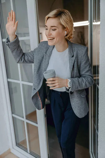 Mujer joven y bonita agitando su mano en el balcón —  Fotos de Stock