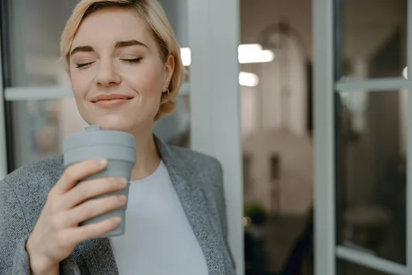 Обрізана фотографія красивої леді, насолоджуючись ароматом кави — стокове фото