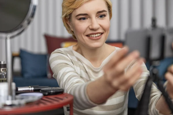 Sorridente bella donna che regola la fotocamera per le riprese — Foto Stock