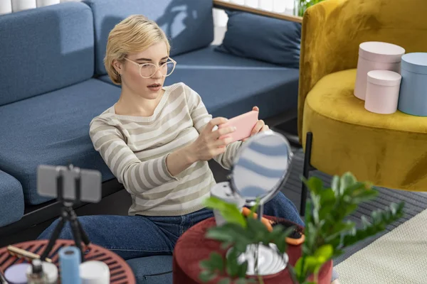 Hezká žena pomocí mobilního telefonu na pokoji — Stock fotografie