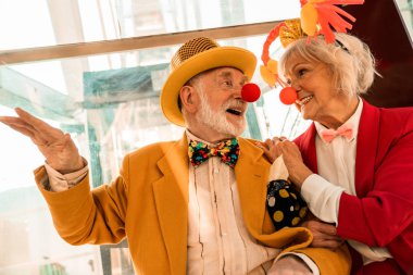 Gülümseyen yaşlı çift eğlence için zaman harcıyor.