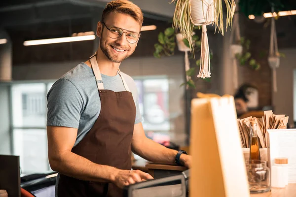 Barista souriant regardant la caméra dans le café — Photo