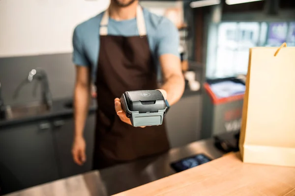 Cantinero sosteniendo un lector de tarjetas de crédito — Foto de Stock