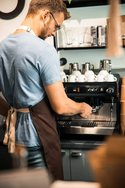 Varón barista preparando café en un café — Foto de Stock