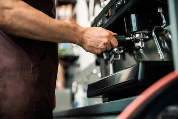 Barista przygotowuje espresso w swojej kawiarni — Zdjęcie stockowe
