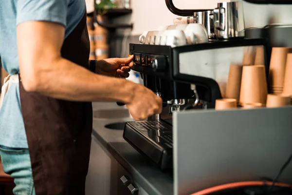 Photo recadrée de l'homme préparant une boisson au café — Photo