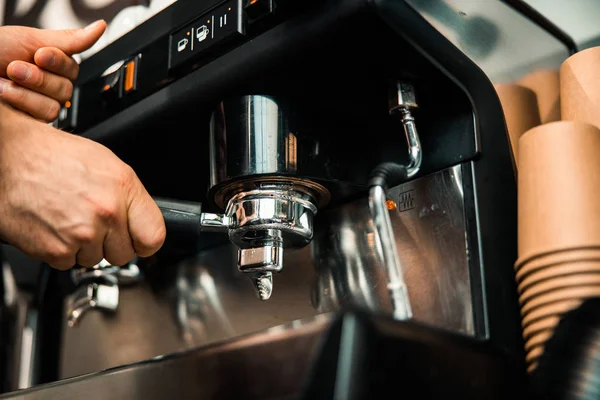 Barista hand holding filter and pressing coffee to making an espresso — Stock Photo, Image