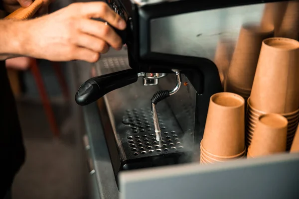 Primer plano del hombre haciendo un espresso — Foto de Stock