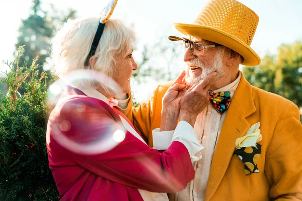 Hermosa anciana tocando la barba de su marido — Foto de Stock