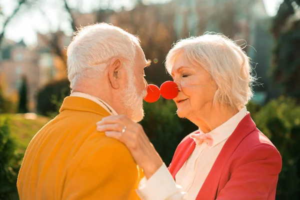 Ηλικιωμένο ζευγάρι κλείνει τα μάτια και στέκεται ο ένας δίπλα στον άλλο — Φωτογραφία Αρχείου