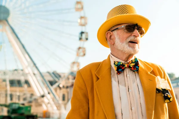 Ευτυχισμένος γέρος άντρας ποζάρει με αστείο κοστούμι στο λούνα παρκ — Φωτογραφία Αρχείου