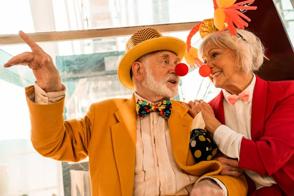 Feliz pareja de edad montando una rueda de hurón —  Fotos de Stock